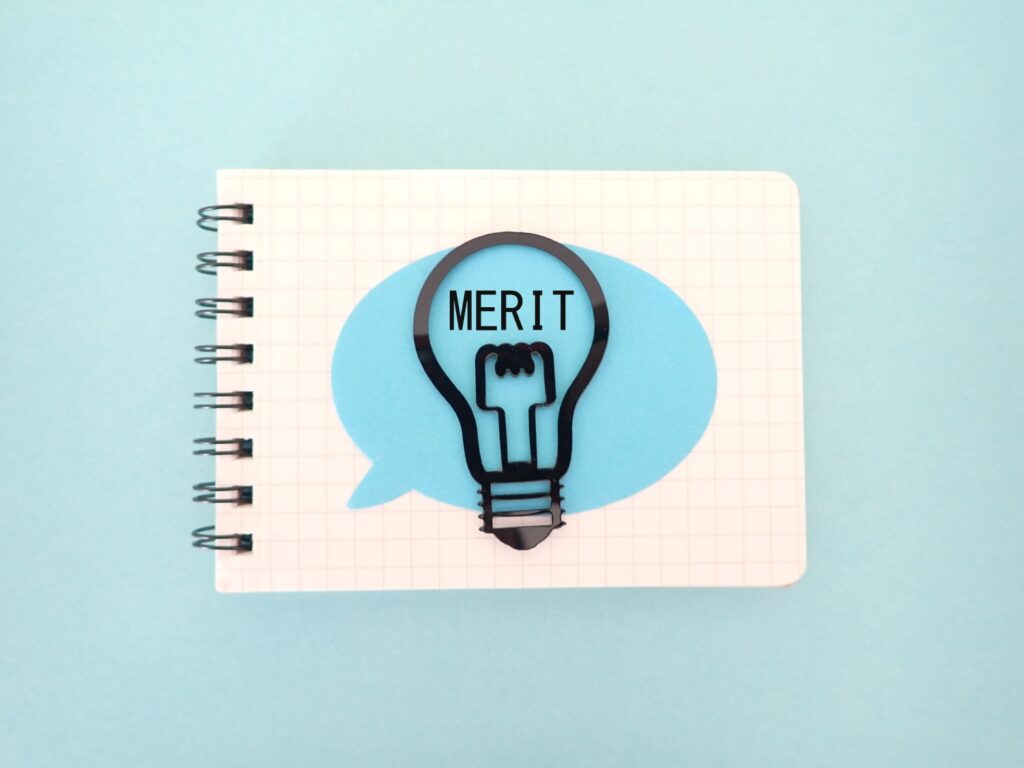 ノートにMERITメリットの単語と電球